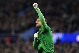 华体会体育赛事-队报：多纳鲁马接二连三在英超展现王者风范，巴黎球迷尽情享受着