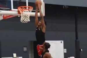 华体会综合平台入口-秀暴扣！阿门-汤普森与多米尼克-巴洛等人一起训练 身体对抗出色