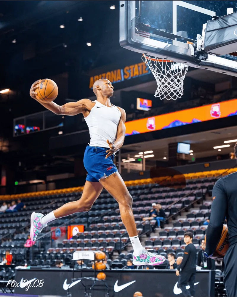 华体会体育赛事-下赛季去哪里？凯-琼斯晒出自己扣篮的图片，并配上Goat表情